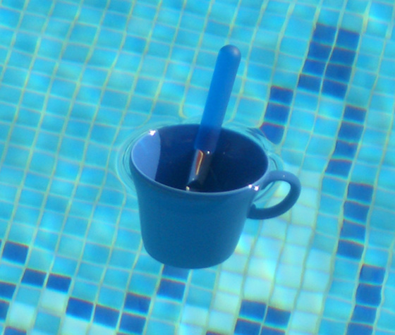 En flytande kaffekopp
