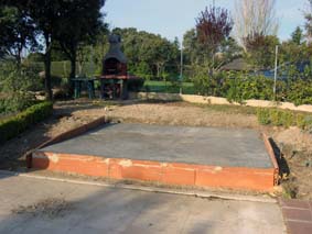 Betonggrunden �r f�rdigmurad!