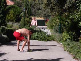 Grenarna skall l�ggas p� v�gen utanf�r porten