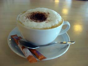 Incheckad och klar, dags f�r en cappuchino.