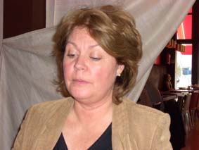 Blir bjuden p� lunch av v�ninnan