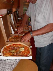 Pizza i l&aring;nga banor, totalt k&ouml;pte vi sex stycken!