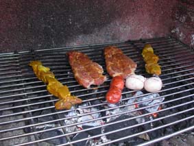 Fl&auml;skkarr&eacute;, grillspett och korvar