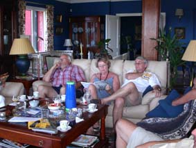 Vi tog kaffet inomhus