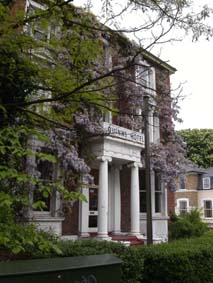 Quinns Hotel, t&auml;ckt i bl&aring;regn
