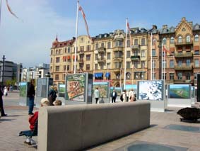P&aring; Sundstorget p&aring;g&aring;r en fotoutst&auml;llning....