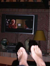 Ligger p� soffan och kollar in 