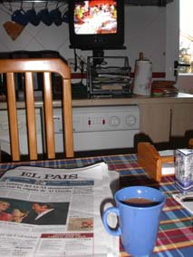 Kaffe i k�ket framf�r svenska morgonnyheterna...